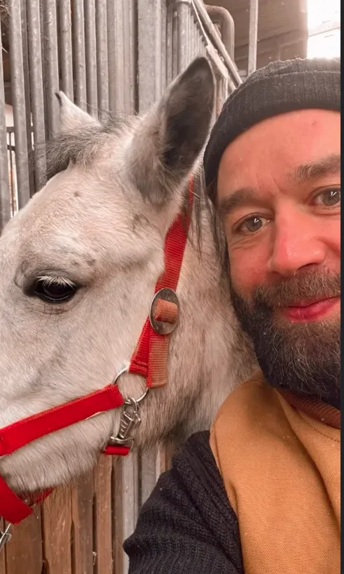 Sven Morawa mit Pferd auf dem Hofgelände